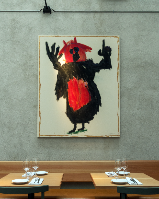 Robert Möllard, Helvete. Acrylic and wax crayon on canvas. A black figure with a burning red head and a red belly stands with both arms raised on a pale ground inside a hand-drawn ochre border, hung in an interior.